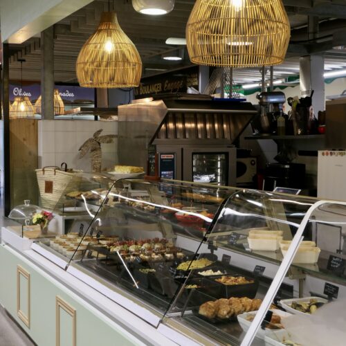 Vitrine et devanture du stand traiteur Les Papoteuses, au marché de La Teste-de-Buch.