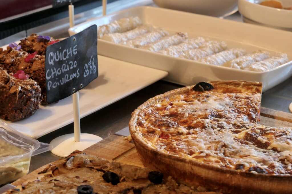 Vitrine des plats à emporter chez le traiteur Les Petits Plats à la Hume, quartier de Gujan-Mestras.
