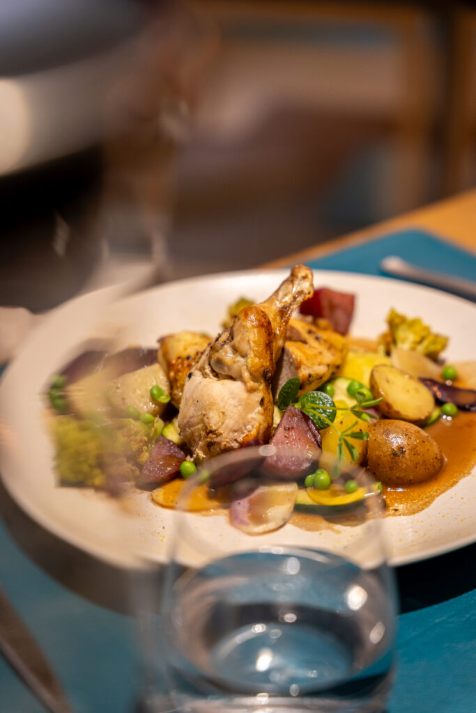 Volaille tendre et savoureuse avec sauce au poivre à L'Auberge du Pélican à Dinan.