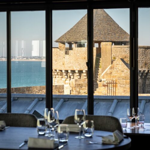 Vue imprenable sur le château et la mer depuis Le 5 Restaurant à Saint-Malo.