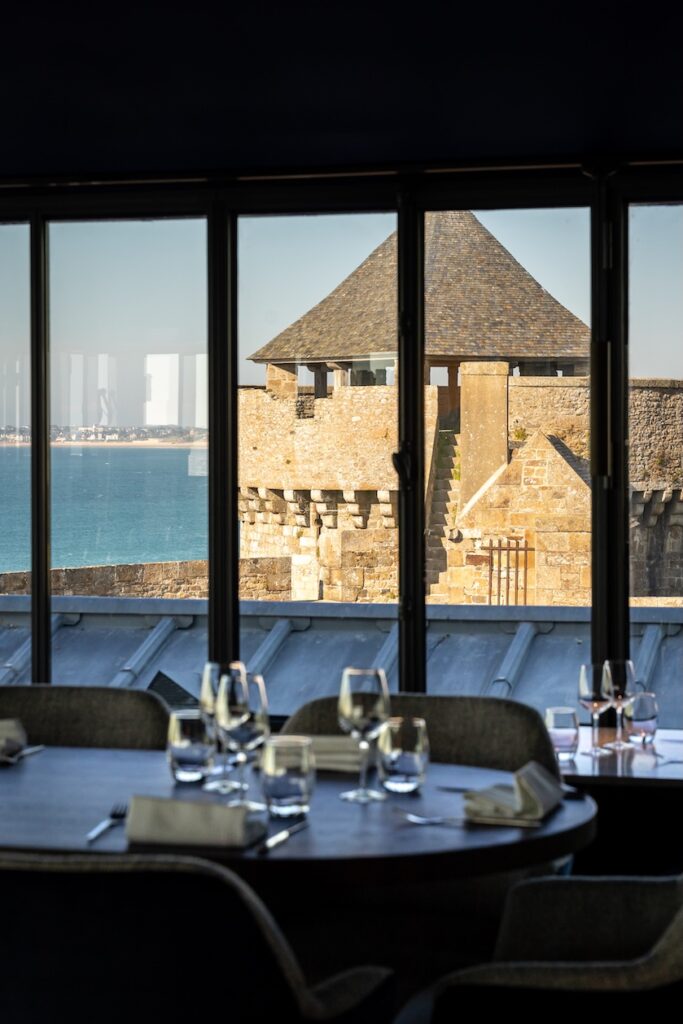 Vue imprenable sur le château et la mer depuis Le 5 Restaurant à Saint-Malo.