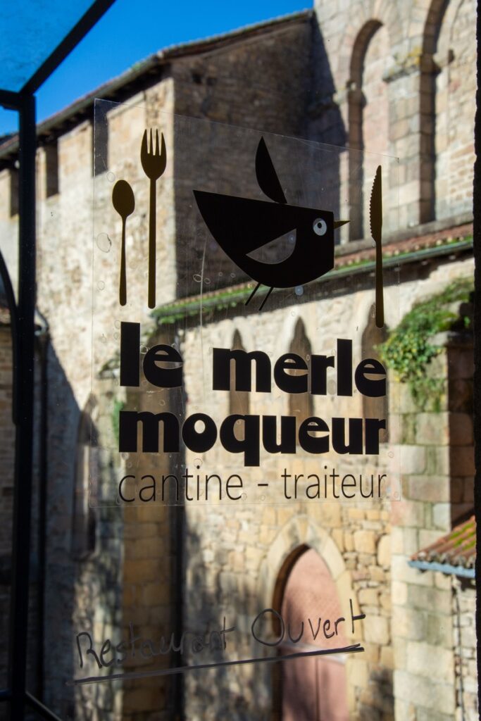 La vue sur la collégiale depuis le restaurant Le Merle Moqueur à Eymoutiers à 45 minutes de Limoges