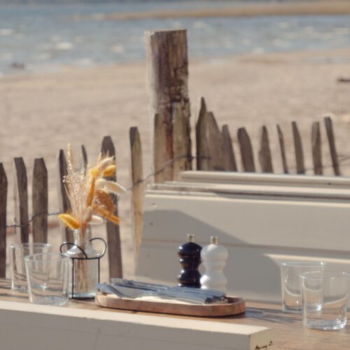 Extérieur et vue sur le lac du restaurant Laouga au lac de Cazaux.