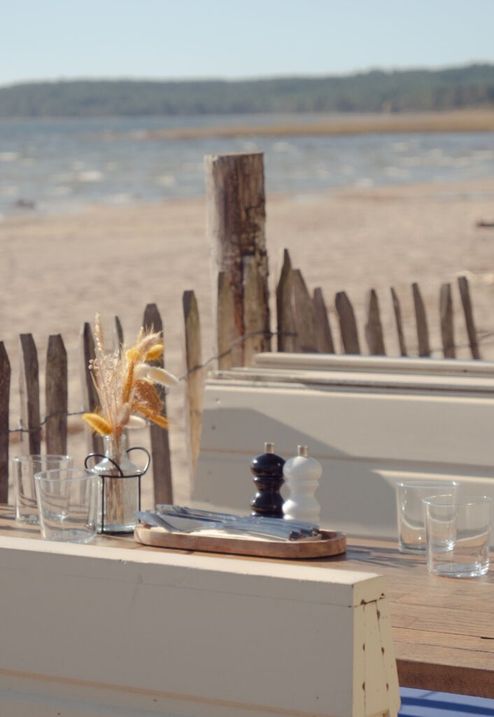 Extérieur et vue sur le lac du restaurant Laouga au lac de Cazaux.