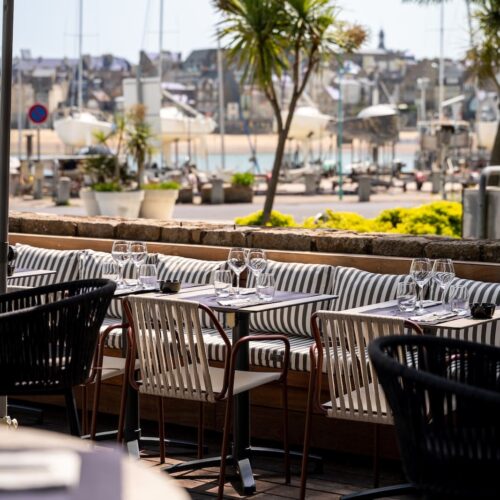 Terrasse en bois avec vue mer et verdure aux Voiles de Solidor à Saint-Malo.