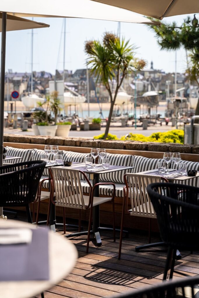 Terrasse en bois avec vue mer et verdure aux Voiles de Solidor à Saint-Malo.