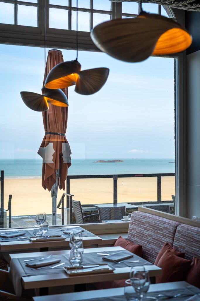 Belle vue sur la mer depuis le restaurant Antinéa à Saint-Malo.
