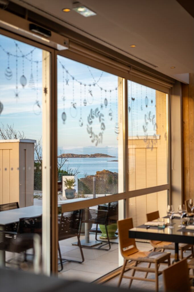 Intérieur lumineux avec vue sur la mer à L'Arsaour à Dinard.