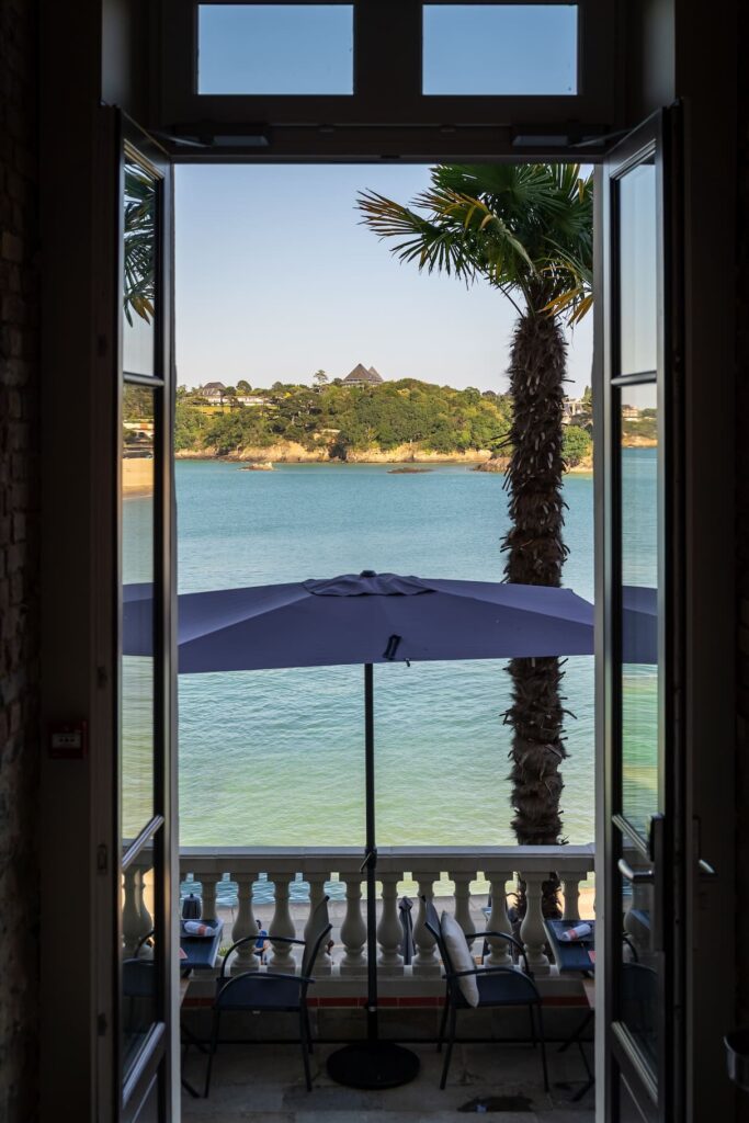 Belle vue sur la mer depuis l’établissement à Dinard.