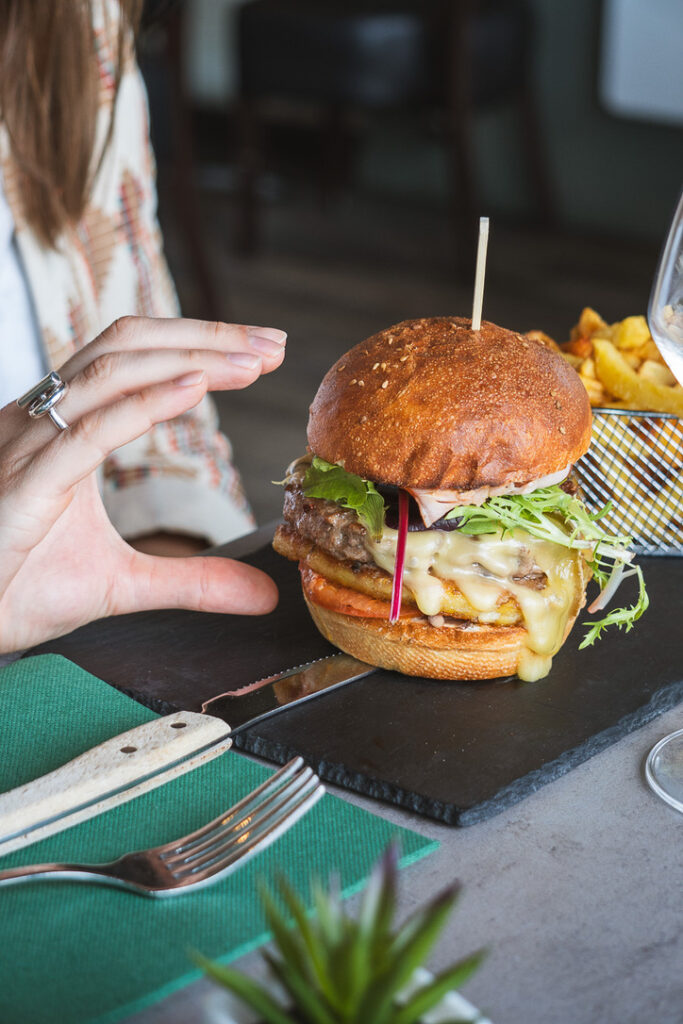 Le burger du Green est généreux et savoureux