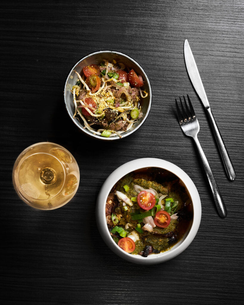 Plats thaï sur table