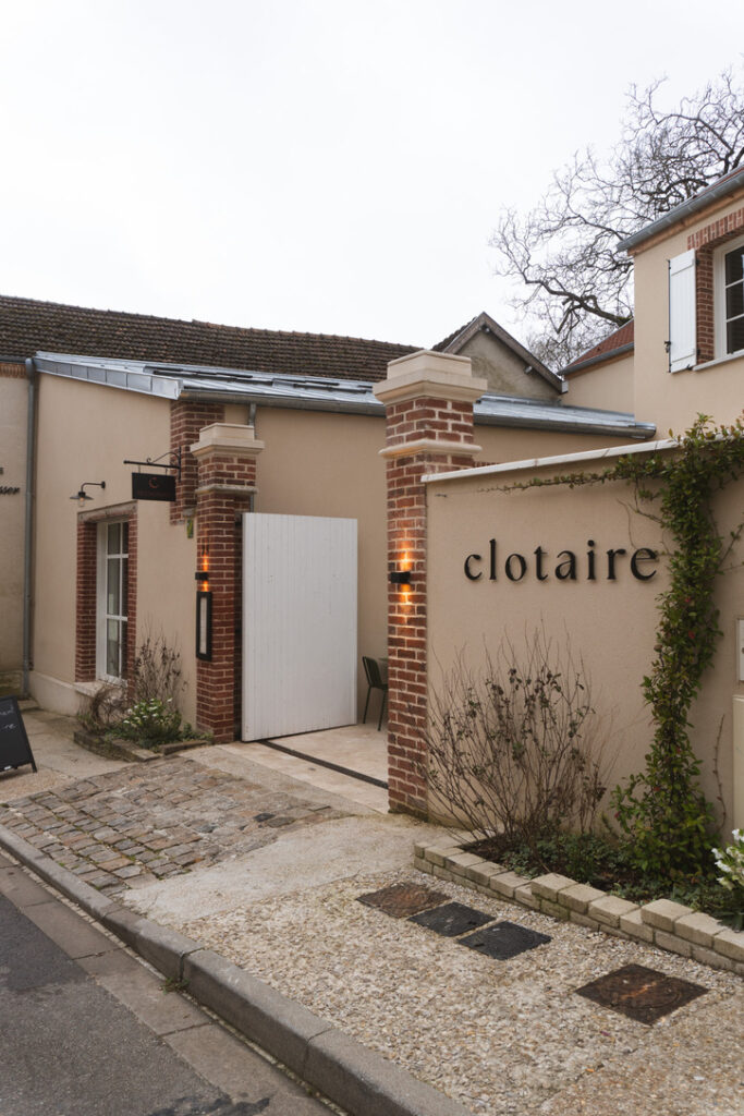 A Hautvillers, le restaurant Clotaire dispose d'une belle terrasse