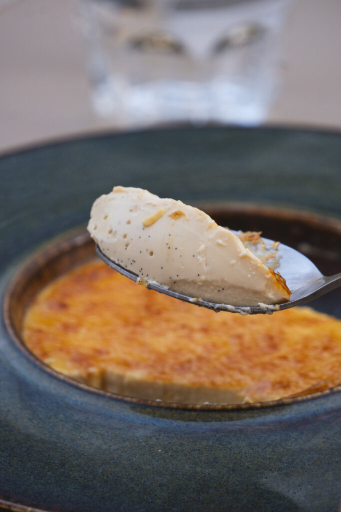 La crème brûlée de la Little Georgette est proposée dans le Menu du Moment du printemps 2026