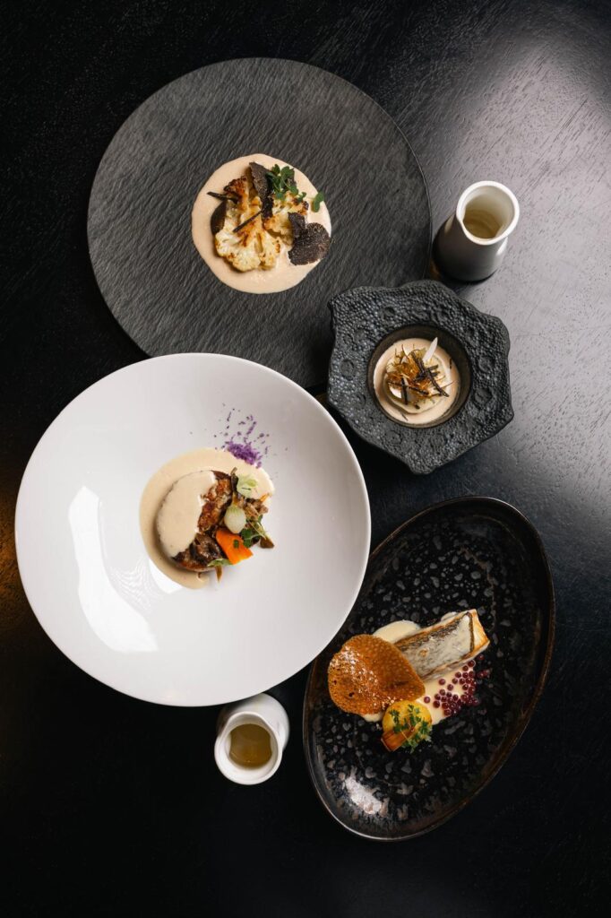 Ensemble de plats Oval restaurant