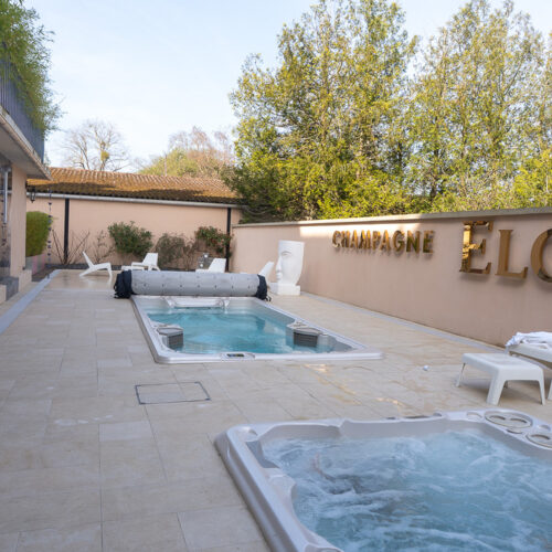 Le spa de La Demeure d'Elodie comprend un espace extérieur, avec bain de nage et jacuzzi