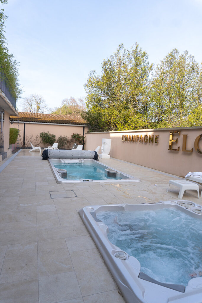 Le spa de La Demeure d'Elodie comprend un espace extérieur, avec bain de nage et jacuzzi