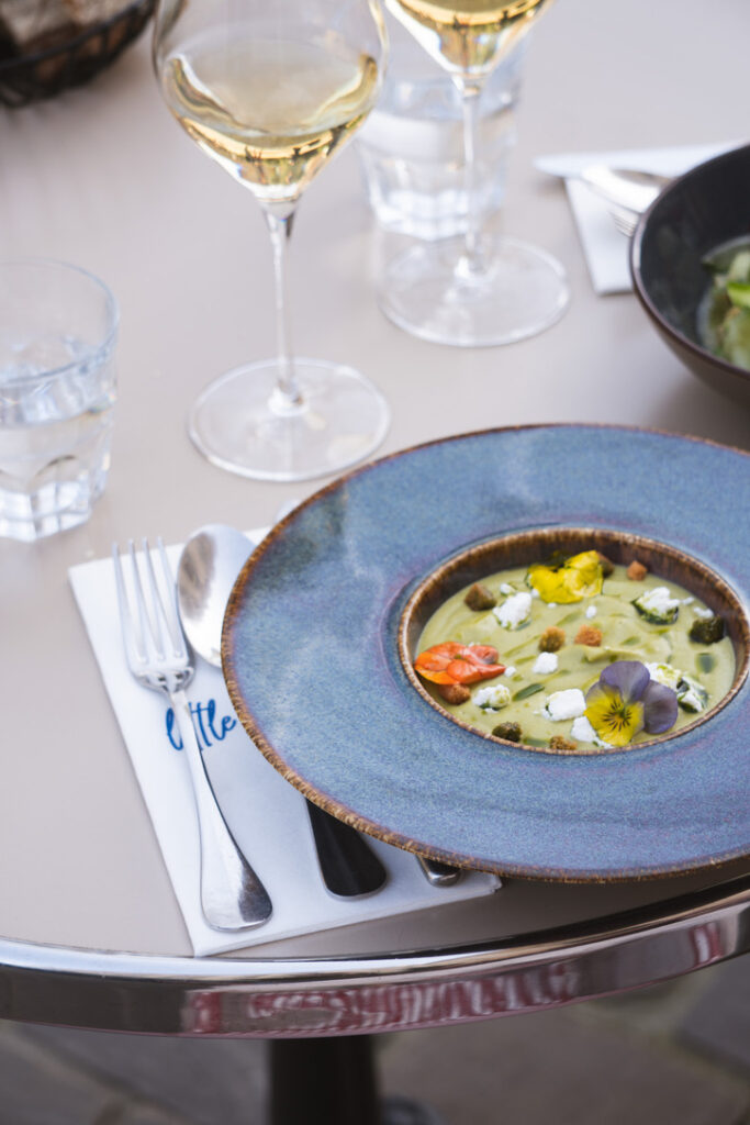 Velouté de brocolis et feta, dressé avec soin