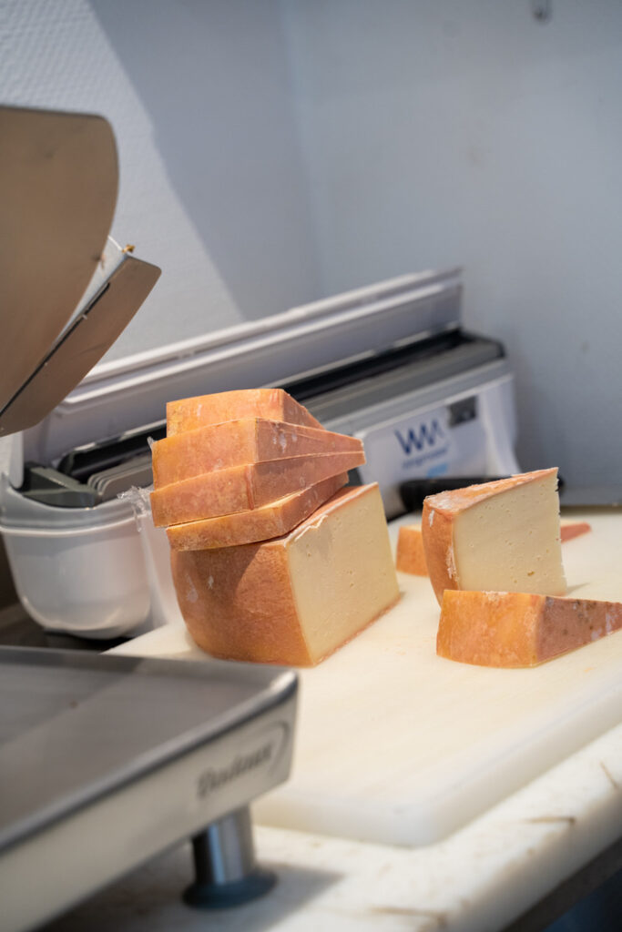 Dans le magasin de l'avenue Jean-Jaurès, Le P'tit Champ propose fromage et charcuterie à la découpe