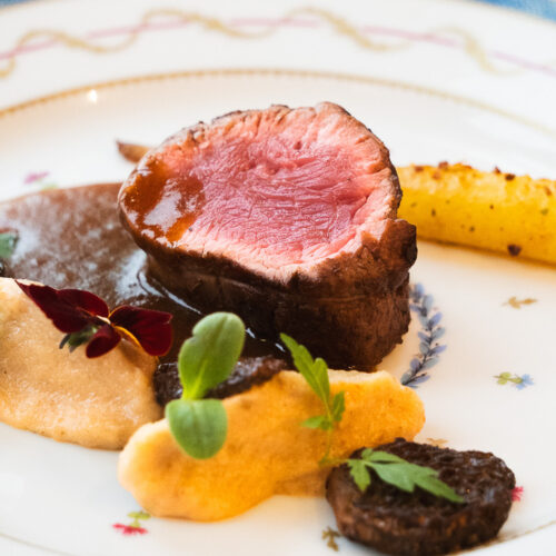 Filet mignon de veau, purée de topinambour, carottes rôties et jus de viande au champagne rosé