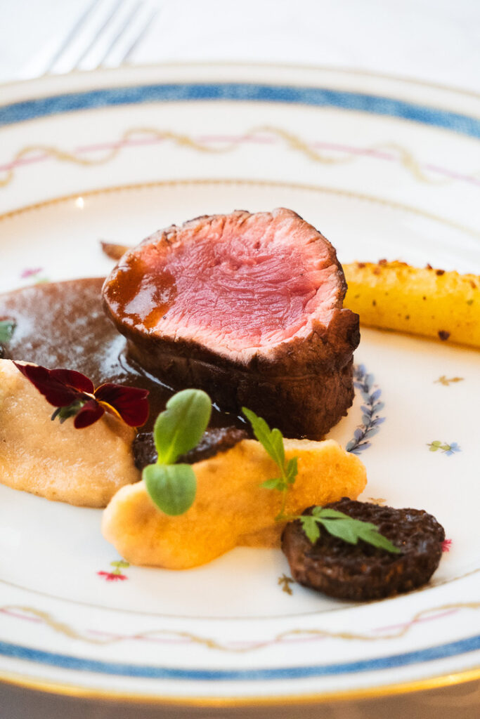 Filet mignon de veau, purée de topinambour, carottes rôties et jus de viande au champagne rosé