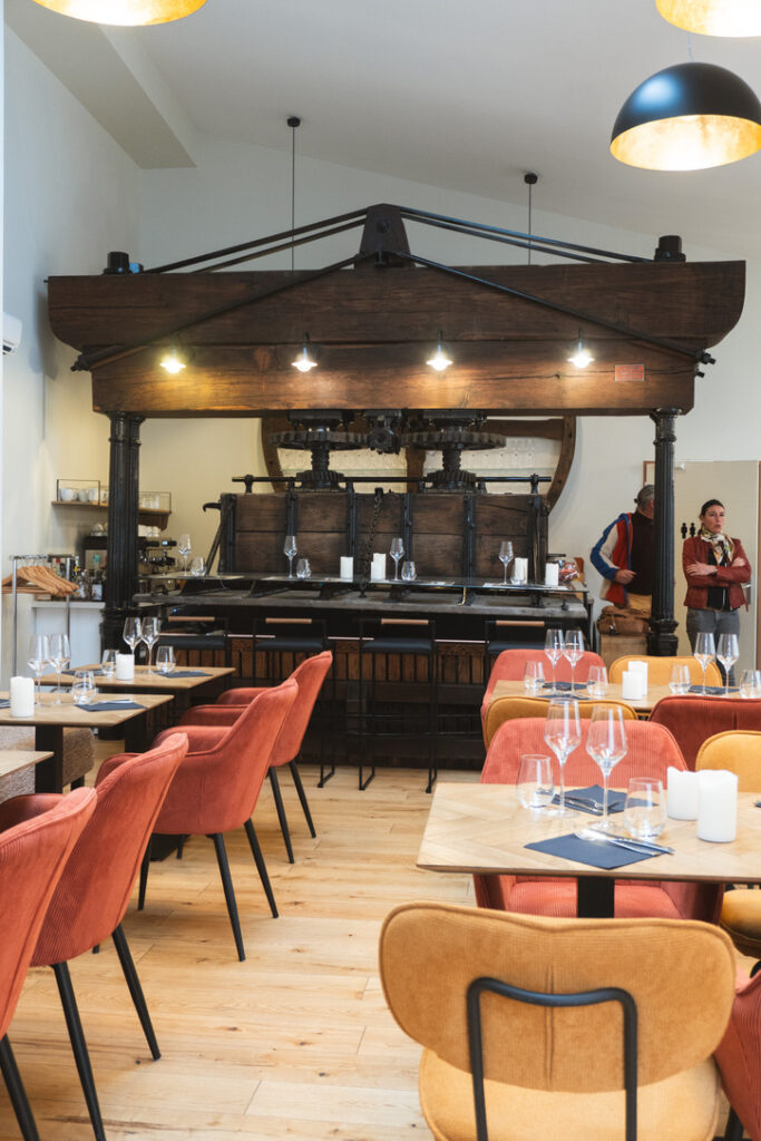 Au milieu du restaurant Clotaire trône un magnifique pressoir, familial, au 19ème siècle