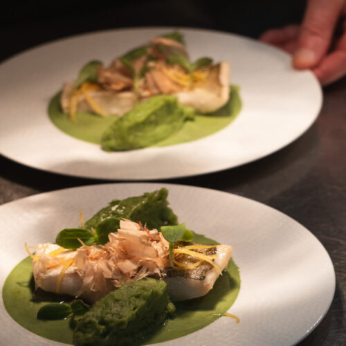 Le lieu jaune, sauce verte au wakamé, est proposé dans le Menu de Saison de l'hiver 2026
