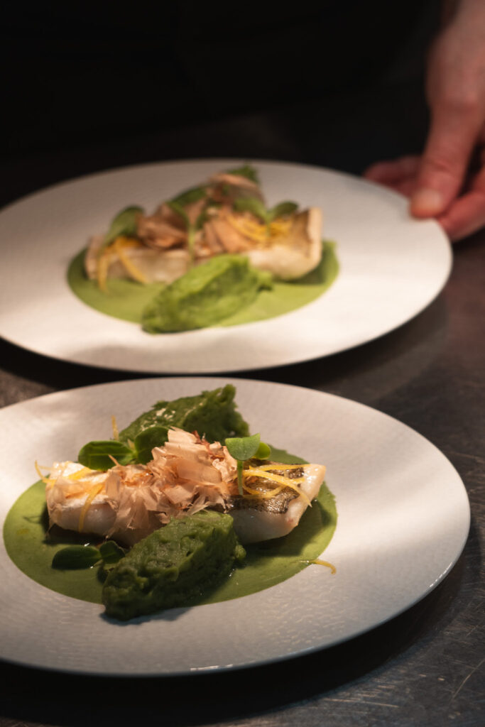 Le lieu jaune, sauce verte au wakamé, est proposé dans le Menu de Saison de l'hiver 2026