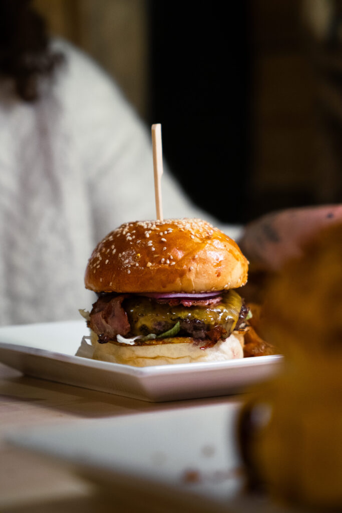 Un burger classique chez Ben's Burger à Narbonne