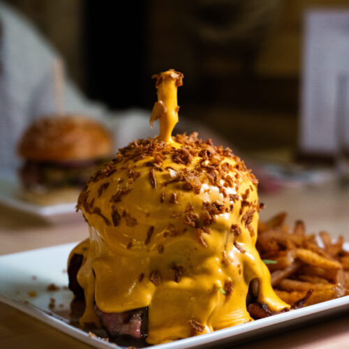 Un burger nappé de cheddar chez Ben's Burger à Narbonne