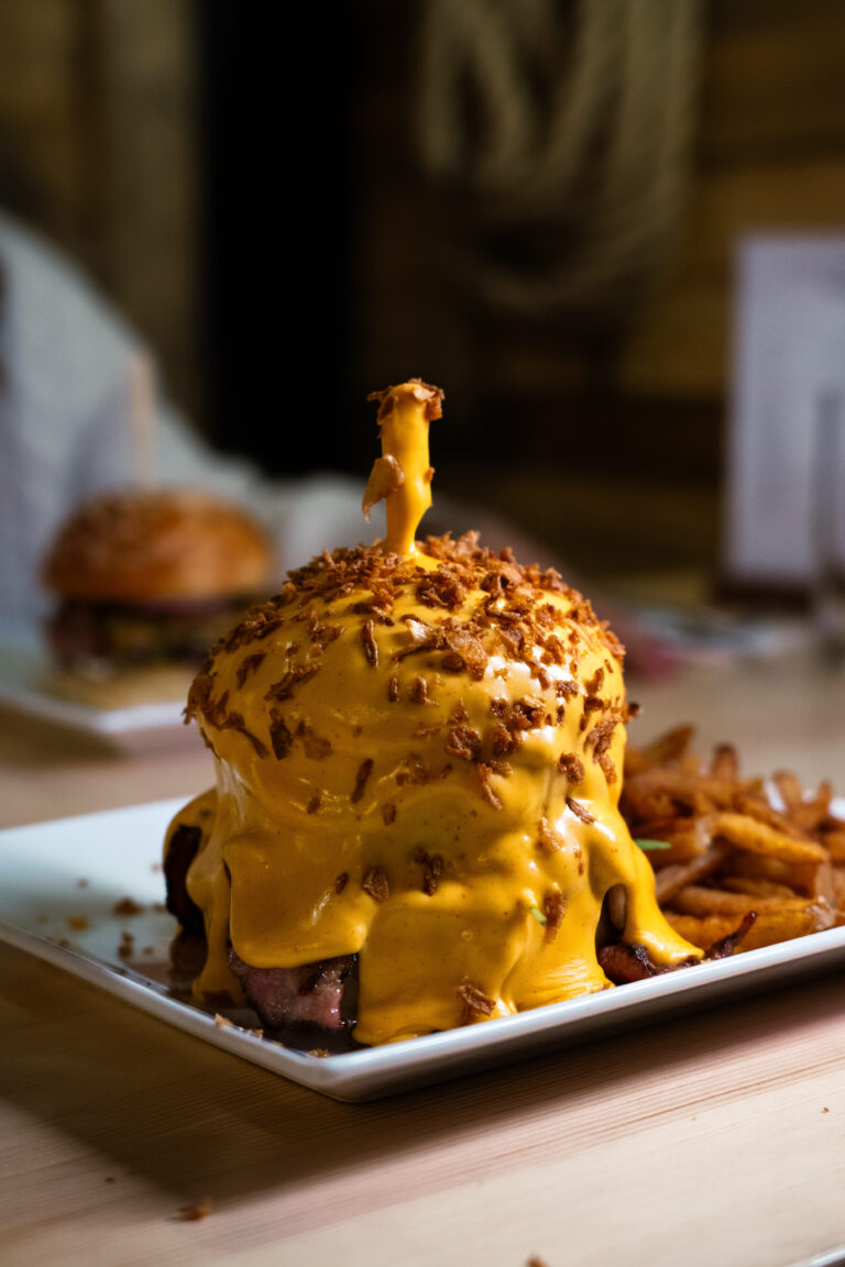 Un burger nappé de cheddar chez Ben's Burger à Narbonne