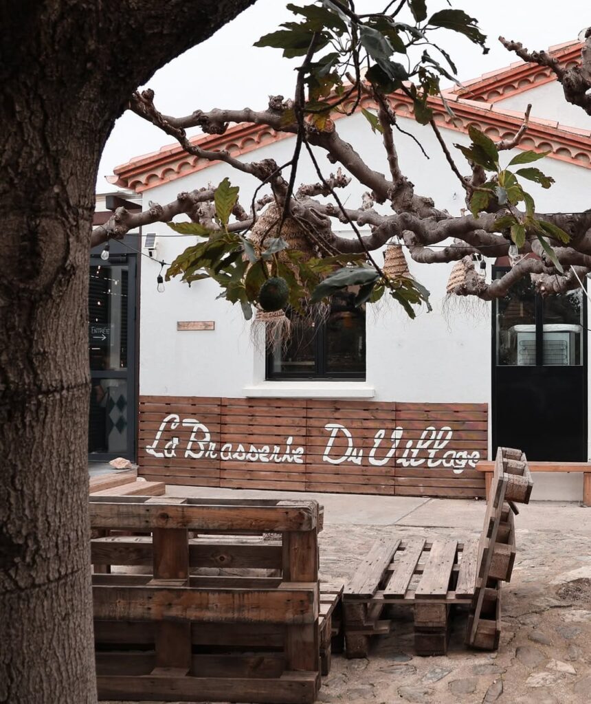L'extérieur de La Brasserie du Village au Soler