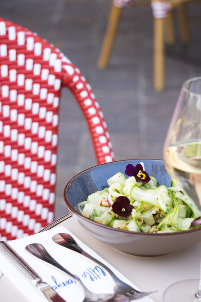 Les tagliatelles de concombre, vinaigrette au sésame grillé