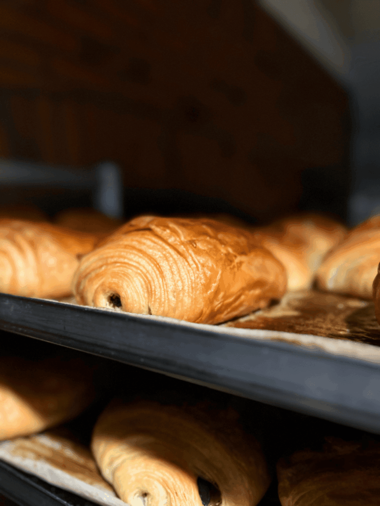 chocolatine pain au chocolat de la vitrine de jb boulangerie à tarnos