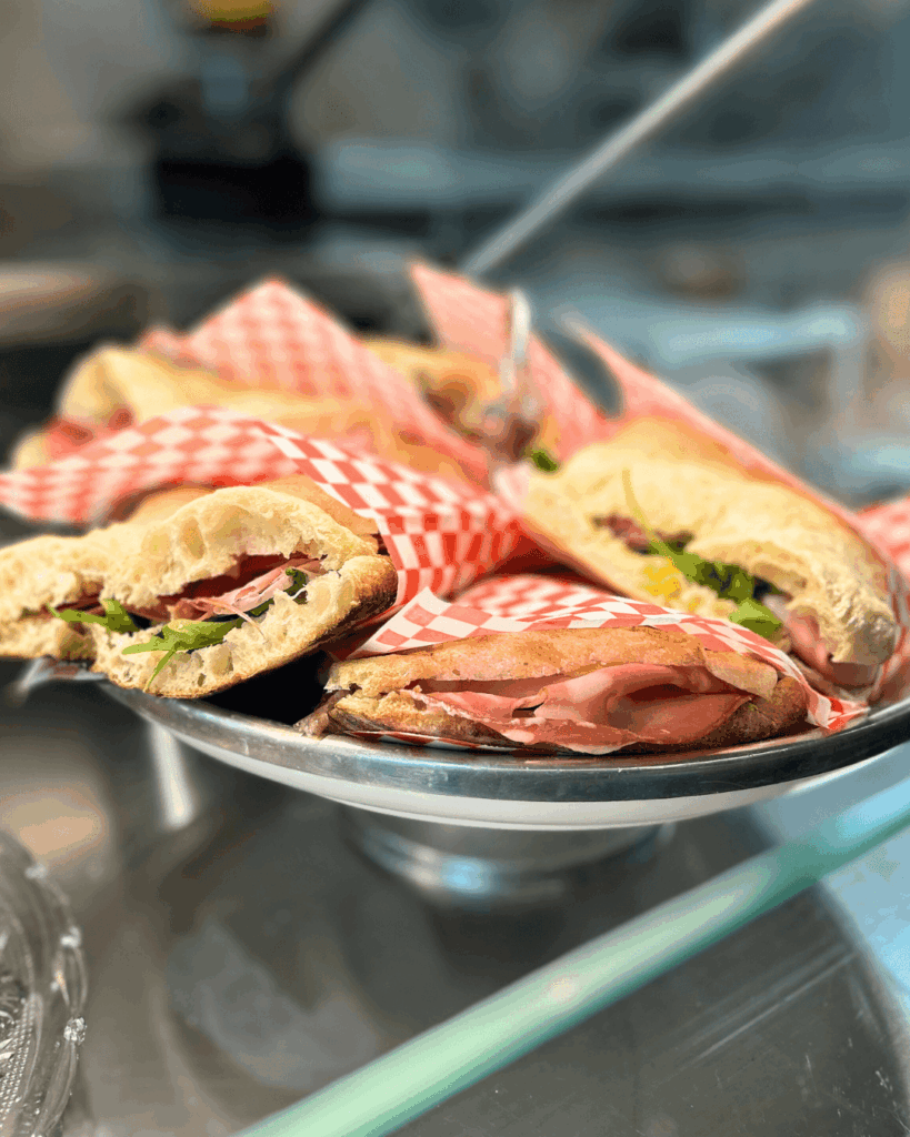 Une foccacia maison avec mortadelle italienne Casa santa maria