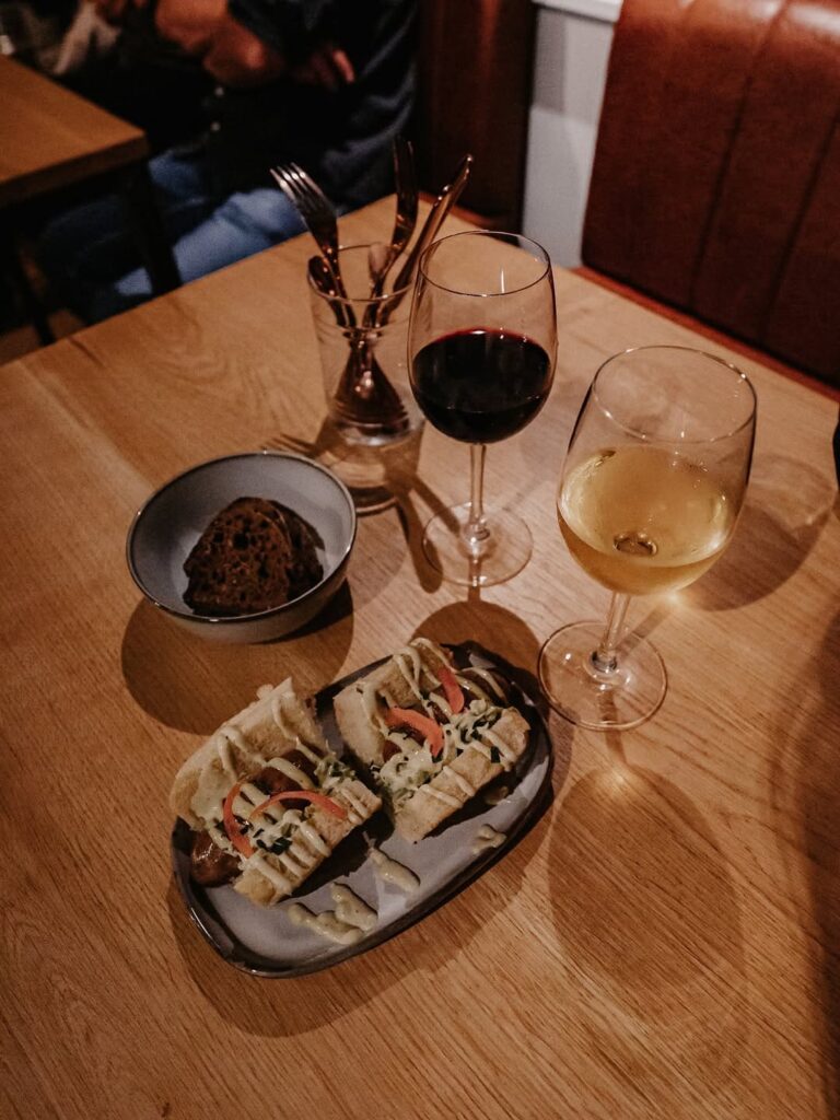 Assiettes à partager d'un bar à vin de type cuisine française à Pau, près de Tarbes