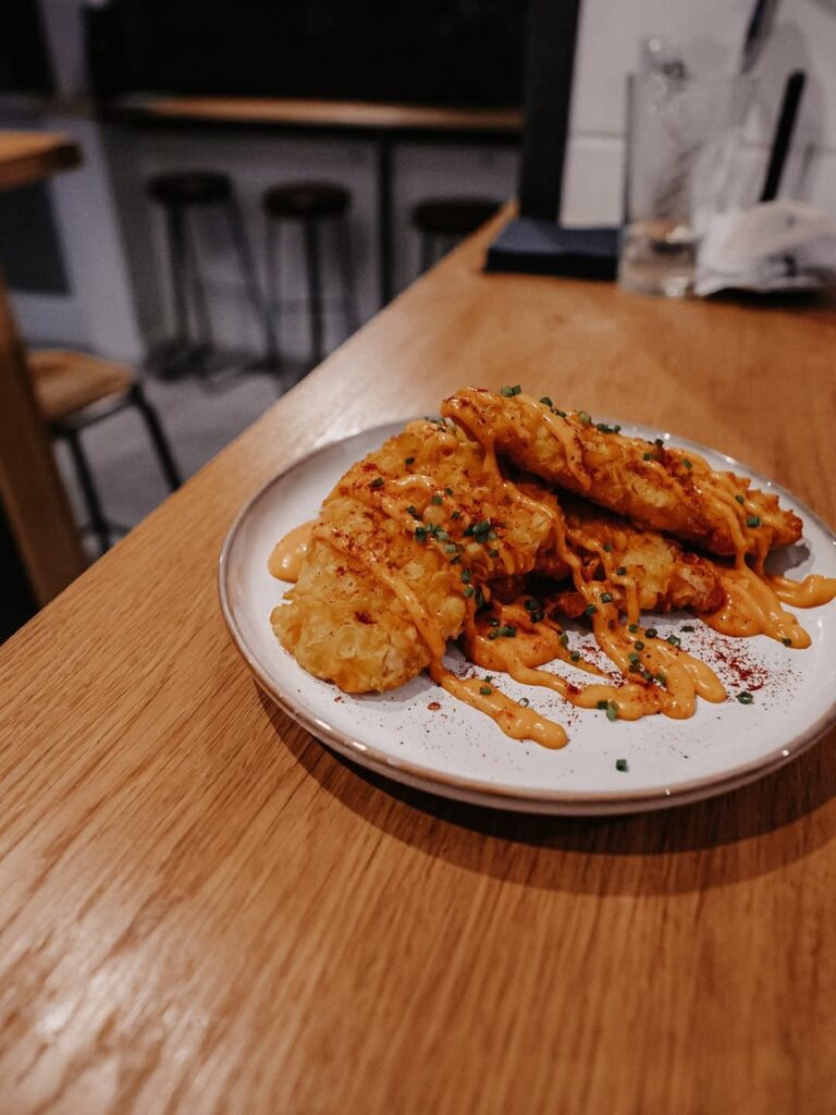 Poulet croustillant d'un bar à vin de type cuisine française à Pau, près de Tarbes