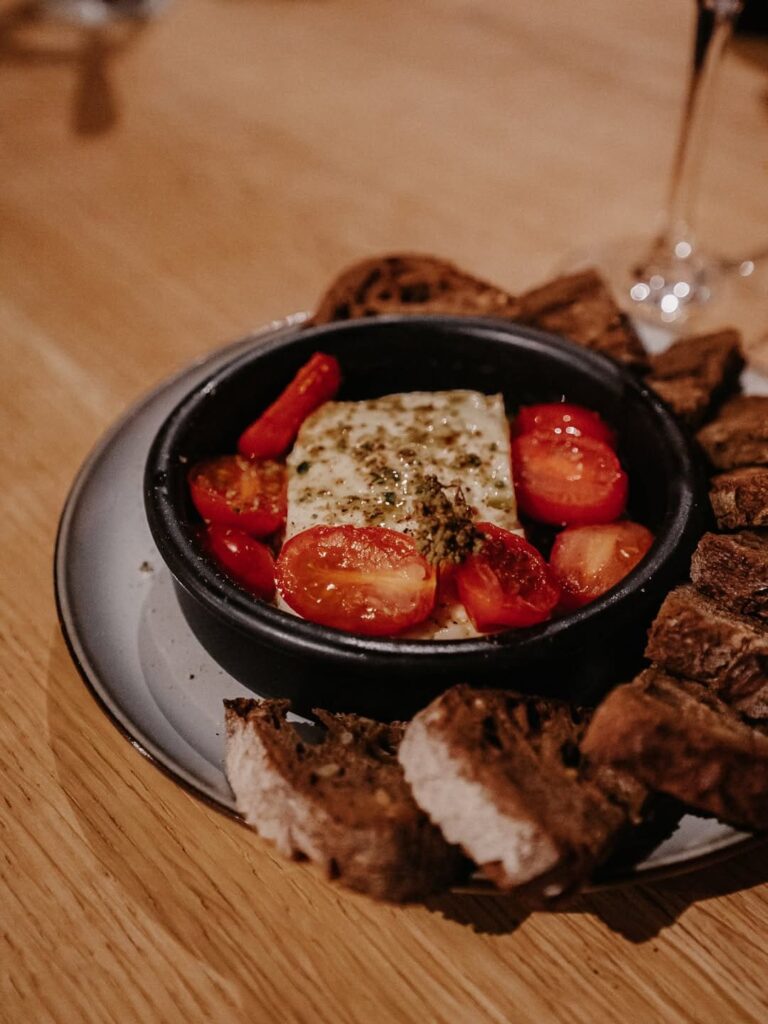 Fêta à la méditerranéenne d'un bar à vin de type cuisine française à Pau, près de Tarbes