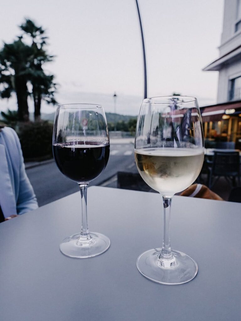 Verres de vin rouge et blanc d'un bar à vin de type cuisine française à Pau, près de Tarbes