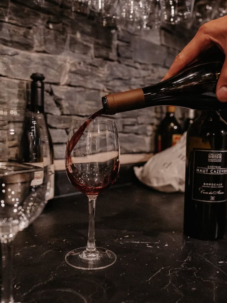 Vin d'un bar à vin de type cuisine française à Pau, près de Tarbes