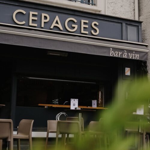 Vue extérieur et terasse d'un bar à vin de type cuisine française à Pau, près de Tarbes