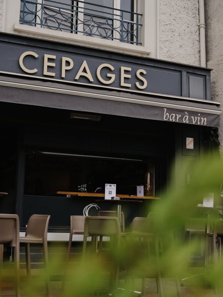 Vue extérieur et terasse d'un bar à vin de type cuisine française à Pau, près de Tarbes