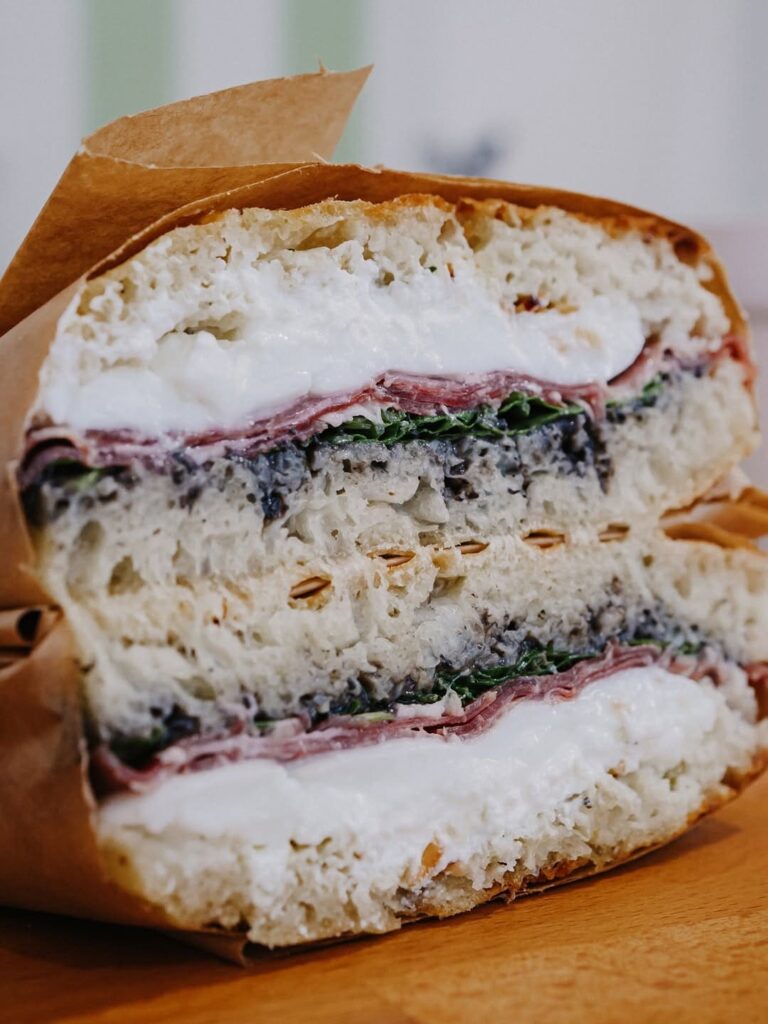 Focaccia gourmande à la crème de truffe burrata et coppa des Pyrénées d'une sandwicherie de type cuisine italienne à Pau, près de Tarbes