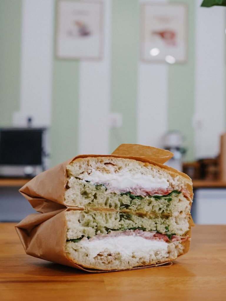 Focaccia pesto et jambon de parme burrata d'une sandwicherie de type cuisine italienne à Pau, près de Tarbes