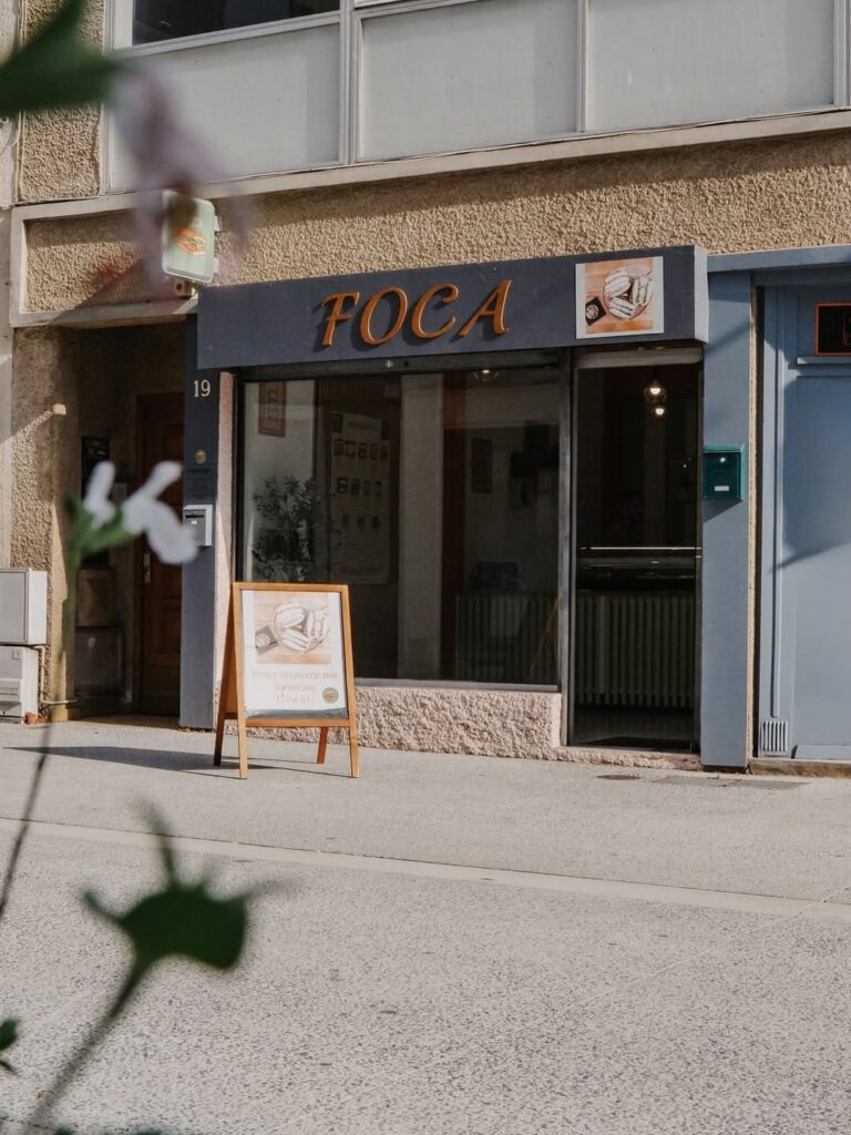 Vue extérieur d'une sandwicherie de type cuisine italienne à Pau, près de Tarbes