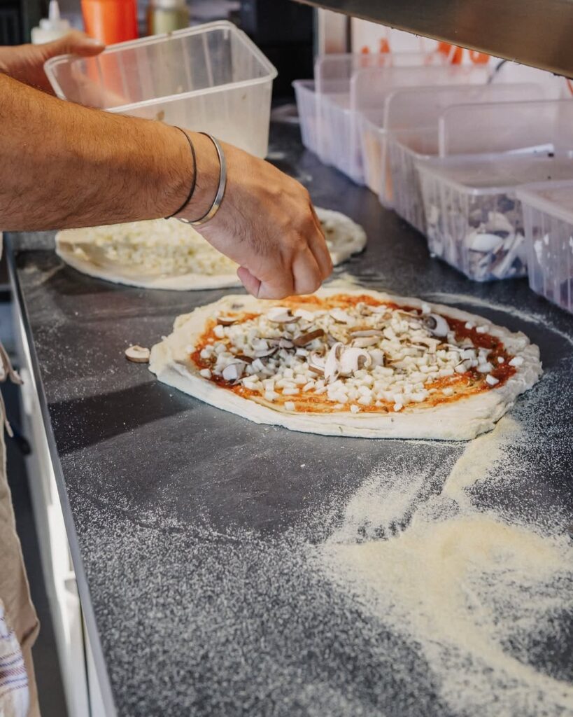 Préparation d'une pizza maison d'un foodtruck de type cuisine italienne à Billère, près de Pau