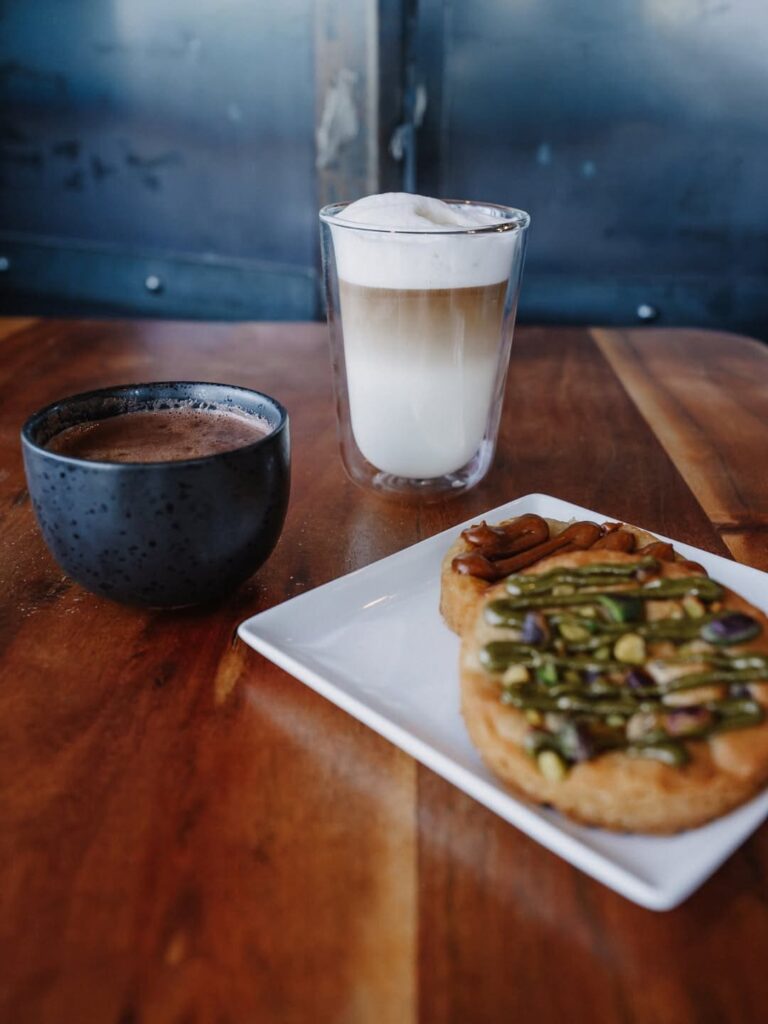 Chocolat chaud fait maison et cappuccino accompagnés de cookies d'une chocolaterie à Idron, près de Pau