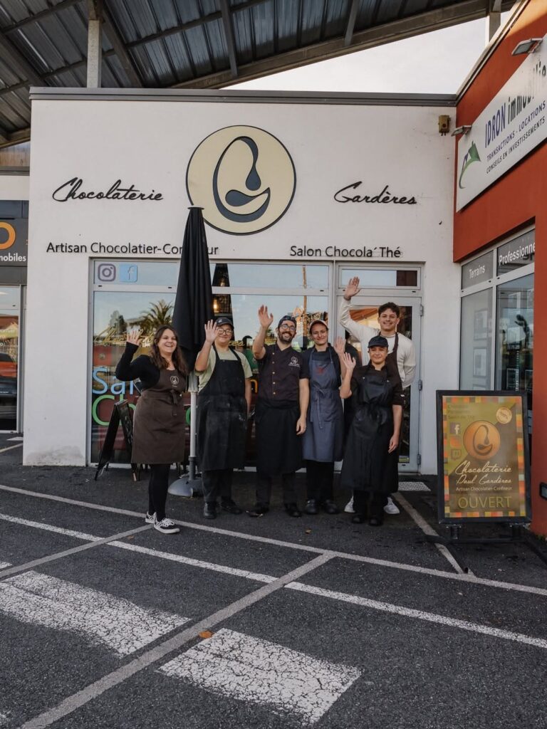 L'équipe chaleureuse devant leur chocolaterie à Idron, près de Pau