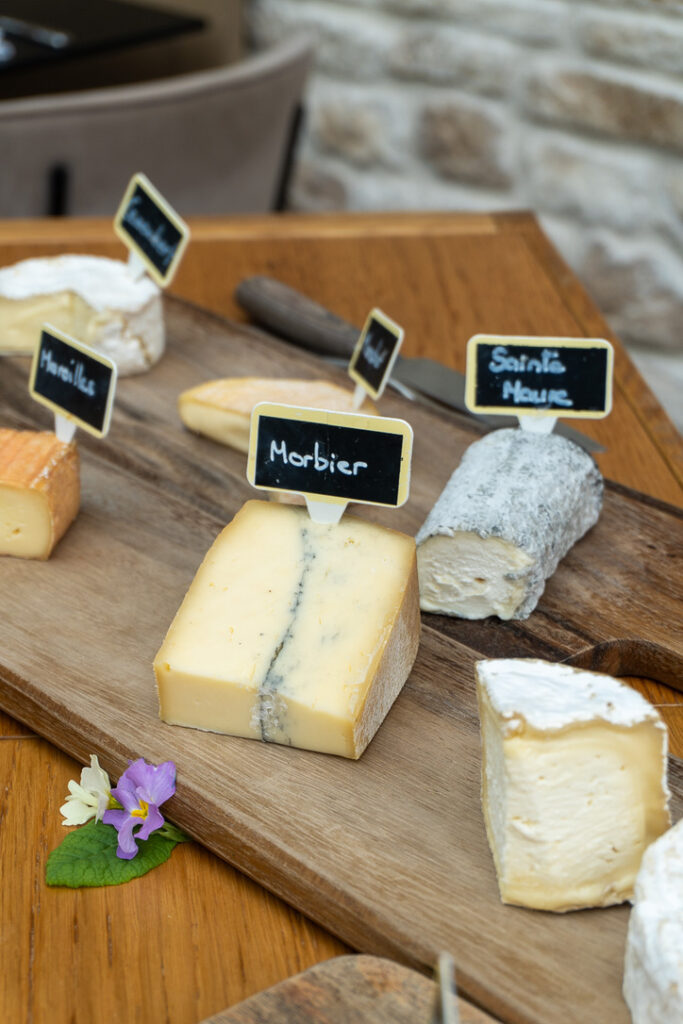 Entre les plats et les desserts, Le Clos de Champfleury propose aussi un beau plateau de fromages