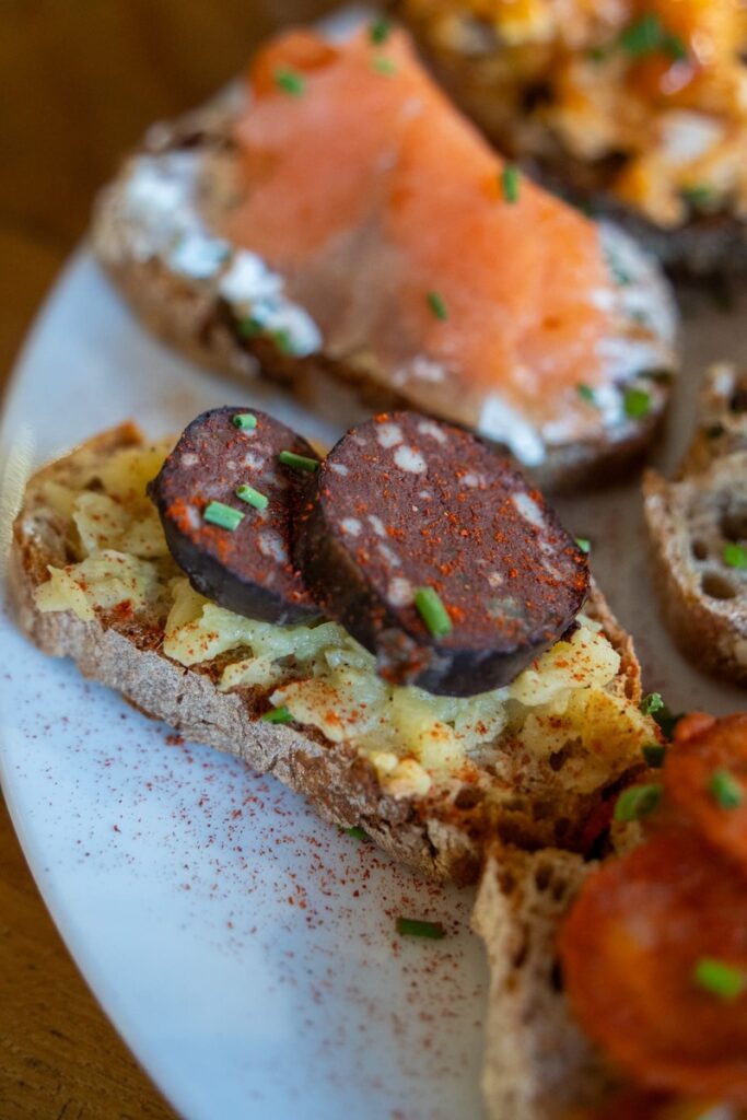 Le pinchos boudin pommes cuisinée à l'îlot des halles en plein coeur des halles centrales de Limoges dans le centre ville