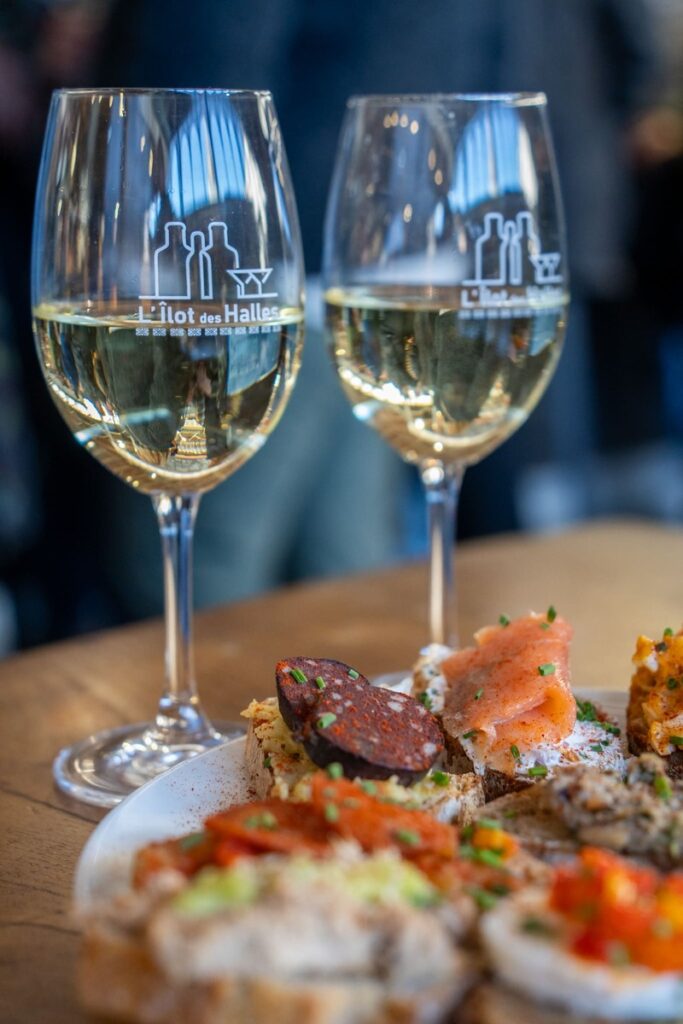 Les verres de vin blanc de l'îlot des halles en plein coeur des halles centrales de Limoges dans le centre ville